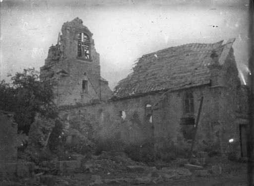 Eglises bombardées : Pontavert (Aisne, vues 1-3) et deux autres non identifiées (vues 4-5).